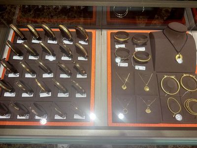 金價瘋漲與金飾冷遇 消費者為何在黃金飾品前“猶豫不決”？